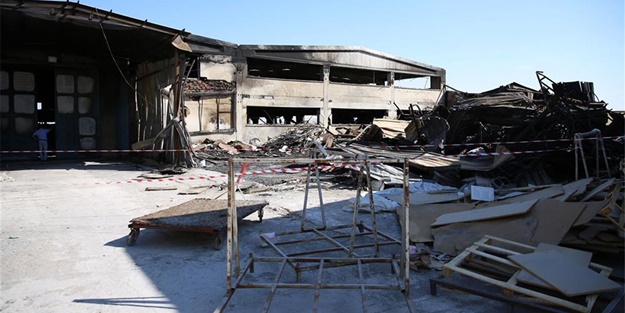 Darbeciler bombalarla fabrikayı kül etti