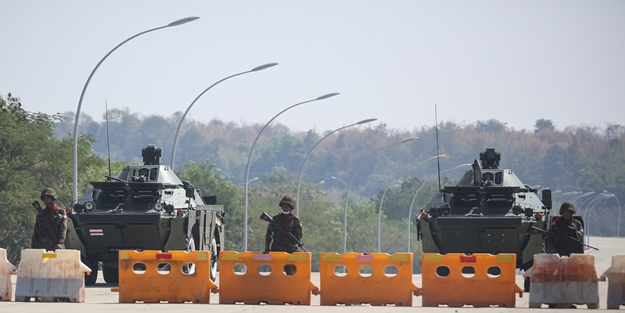 Darbeciler harekete geçti! Facebook, WhatsApp Instagram yasaklandı