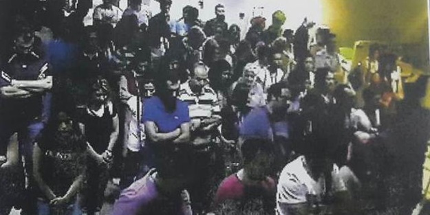 Fotoğraf ortaya çıktı! Toplayıp bildiri okumuşlar