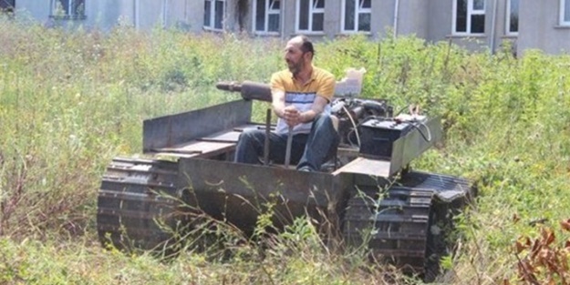 Darbecilere kızıp tank yaptı