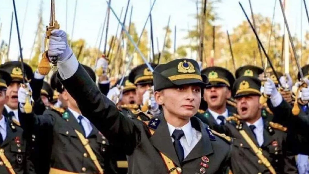 Darbecilere özenip korsan metin okumuştu... Kılıç kaldıran Ebru Eroğlu'na mahkemeden soğuk duş