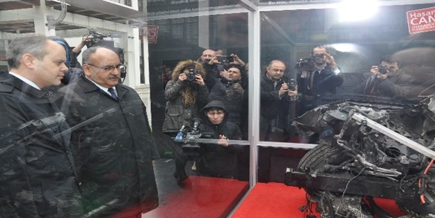 Darbecilerin tankla ezdiği araç sergileniyor