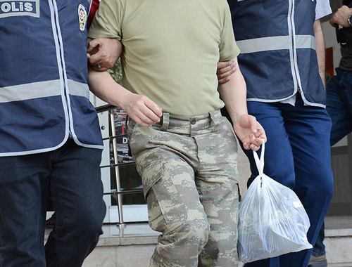 Darbeciye selam veren asker gözaltında
