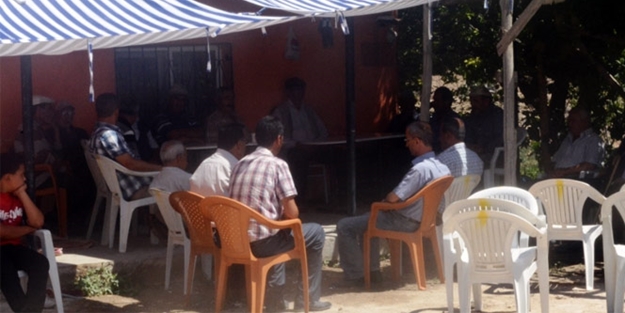 Darbeciyi alnından vuran kahramanın evine yoğun ziyaret