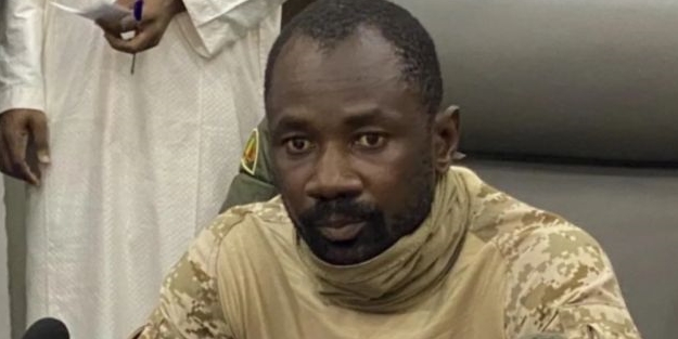 Darbenin arkasından bakın kim çıktı!