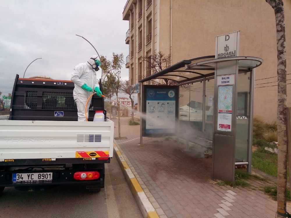 Darıca’da duraklar ve çöp konteynırları dezenfekte ediliyor 