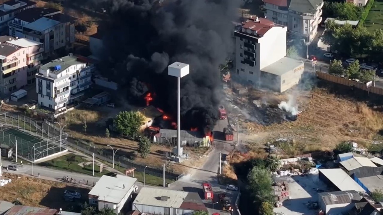 Darıca'da hurda deposunda çıkan yangın atölyeye sıçradı