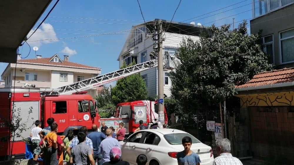 Darıca’daki çatı yangını korkuttu 
