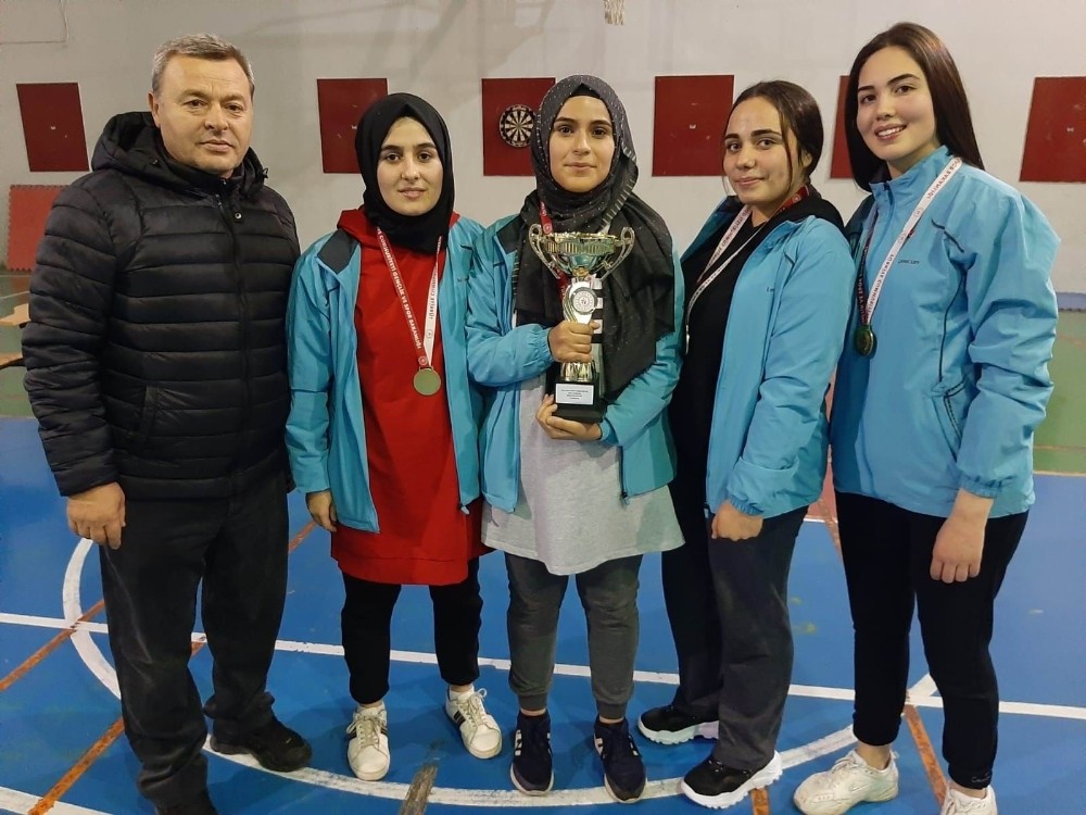 Dart şampiyonasında Salihlili öğrenciler il birincisi oldu 