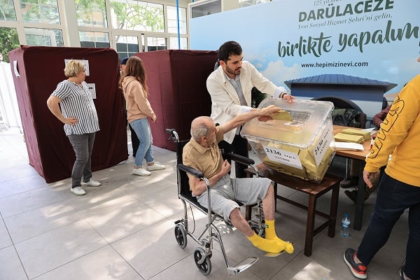 Darülaceze sakinleri oylarını kullanıyor