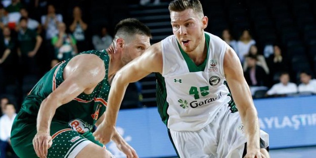 Darüşşafaka Doğuş öne geçti