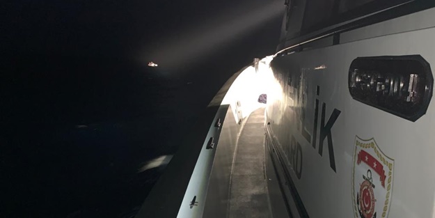 Datça açıklarında sürüklenen lastik bottaki düzensiz göçmenler kurtarıldı