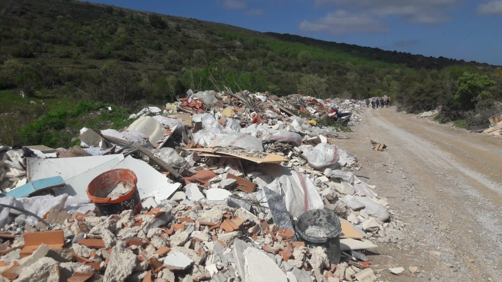 Datça’da doğaseverler çöp yığınlarıyla dolan derelerin temizlenmesini istiyor 