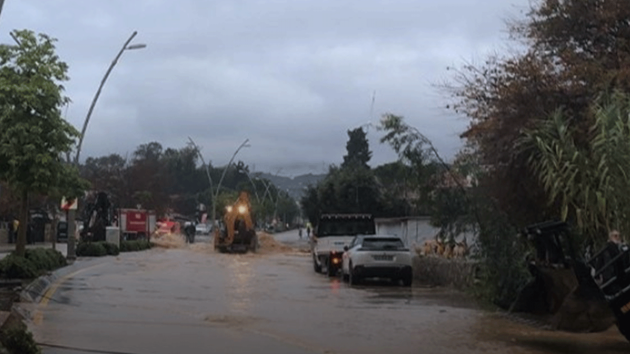 Datça'da sağanak yağış hayatı felç etti, yollar göle döndü!