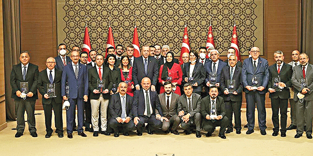 Dava adamlarına ödül fondaş medyayı kudurttu
