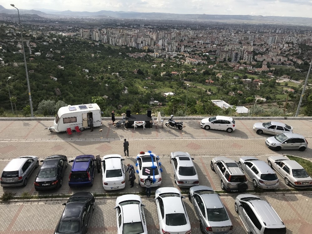Davetliler otomobilde gelin ve damat pistte oynadı 