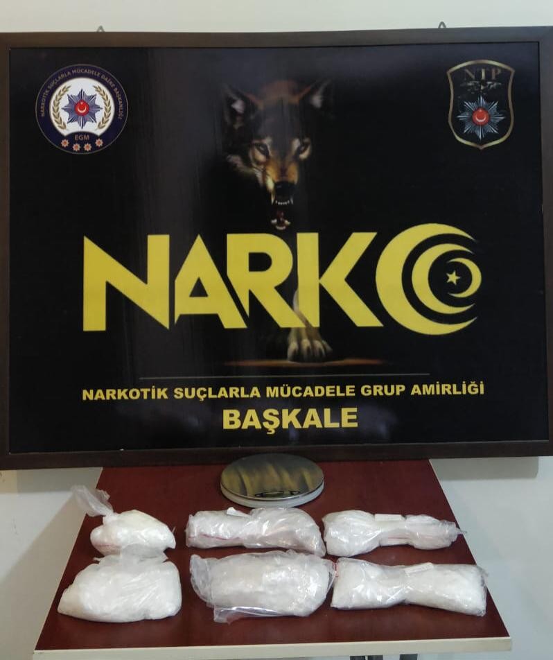 Davlumbaza gizlenmiş 1 kilo 138 gram uyuşturucu ele geçirildi 