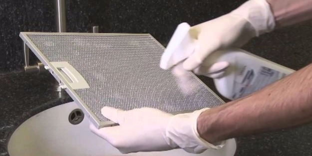 Davlumbazın yağ filtresini temizlemek çok basit!