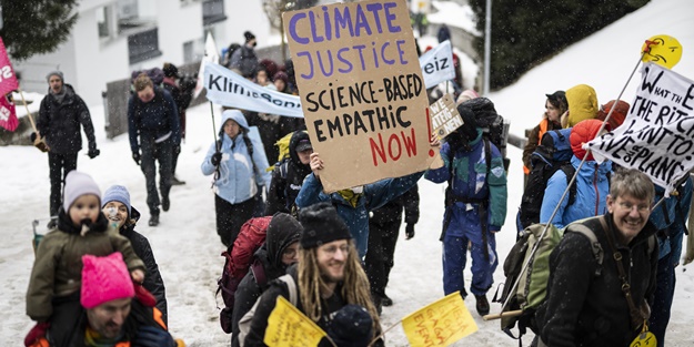 Davos'ta aktivistlerden "iklim değişikliği" protestosu!