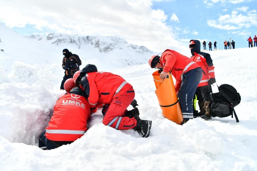 Davraz’da gerçeği aratmayan deprem, yangın ve çığ tatbikatı yapıldı 