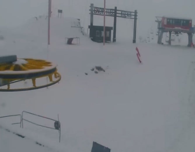 Davraz’da sevindiren kar yağışı 