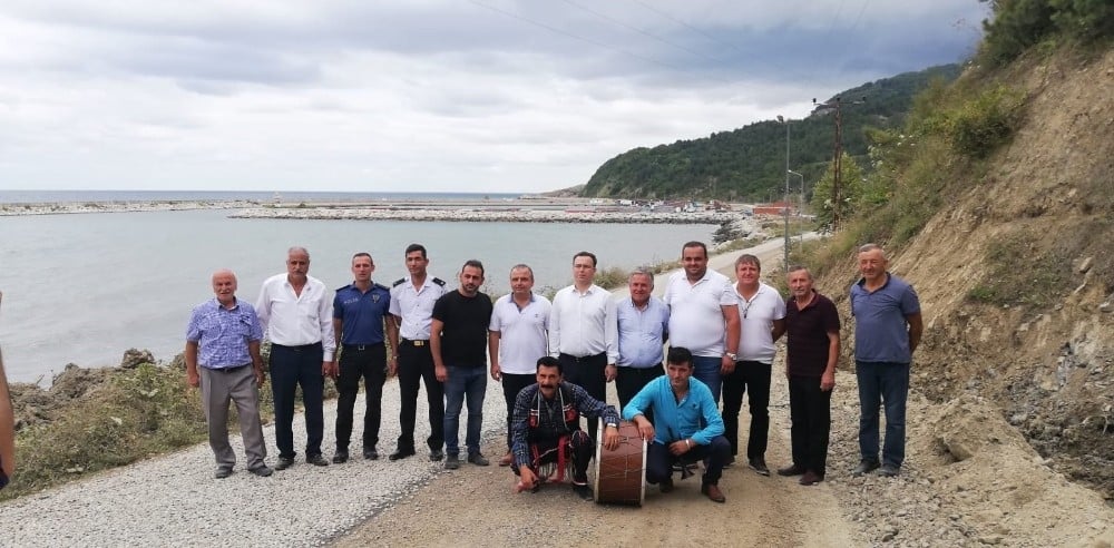 Davul-zurnalı yol asfaltlama çalışması 
