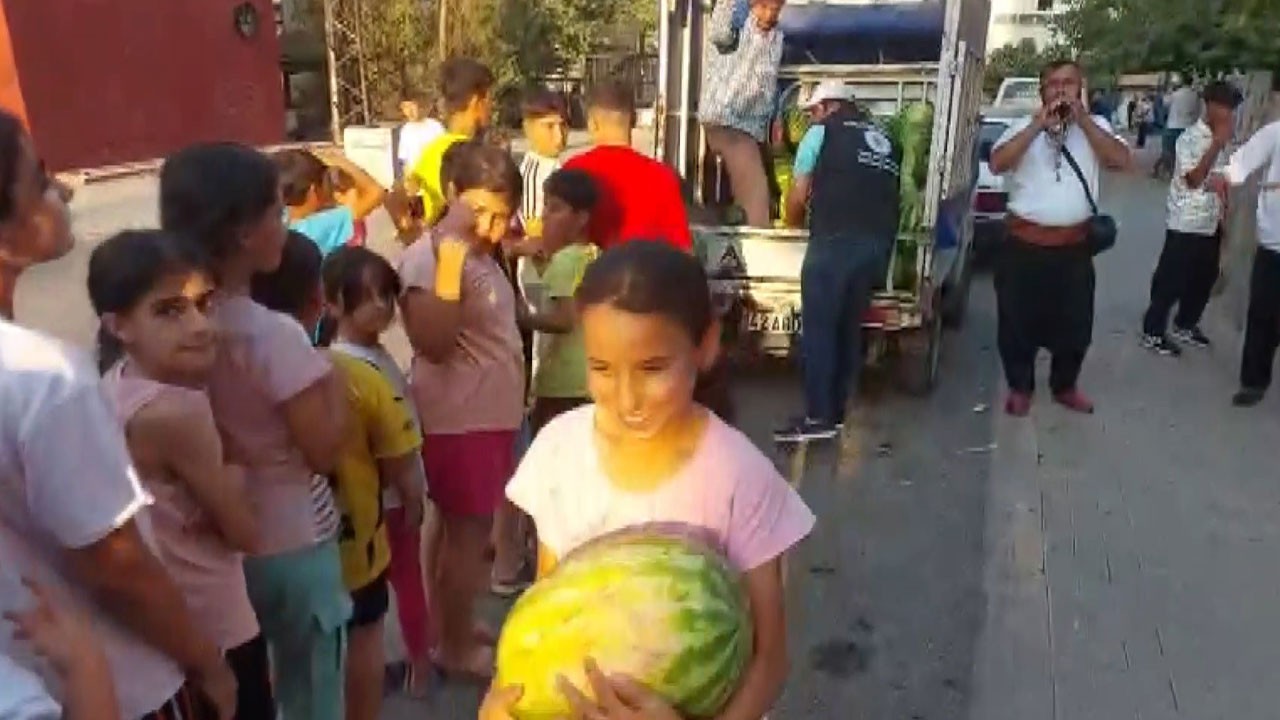 Davul zurnayla geldi! 7 Ton karpuz 10 dakikada tükendi