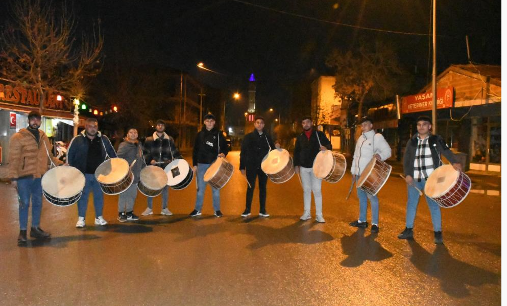 Davulcular mesaiye başladı