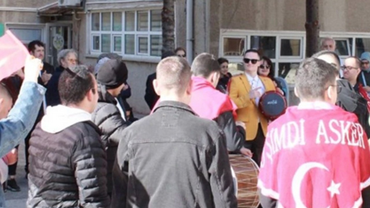 Davullu-Zurnalı uğurlama: Temsili askerlik: engelli bireyler oyun eşliğinde asker oldular