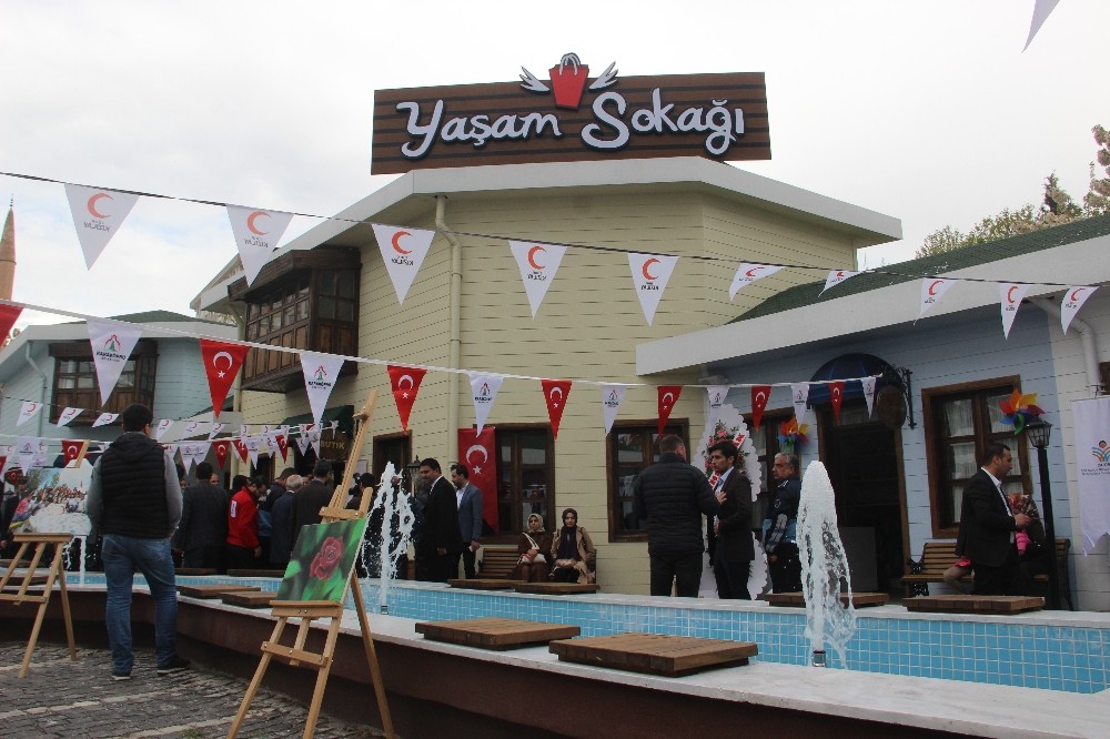 Davullu zurnalı yaşam sokağı açılışı gerçekleşti 