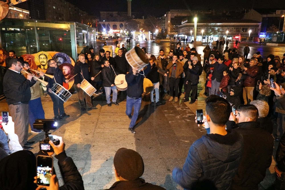 Davulun ritmine kendini kaptıran “Noel baba” kendini kaybetti 