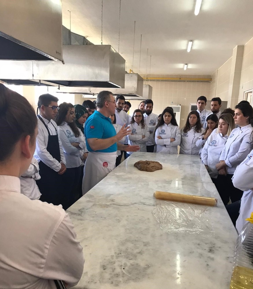 Davutlar MYO öğrencilerine çikolata eğitimi verildi 