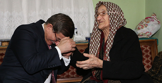Davutoğlu, 75 yaşındaki Küreksiz'i sevindirdi