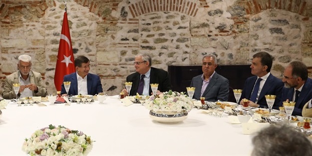 Davutoğlu akademisyen ve yazarlarla buluştu