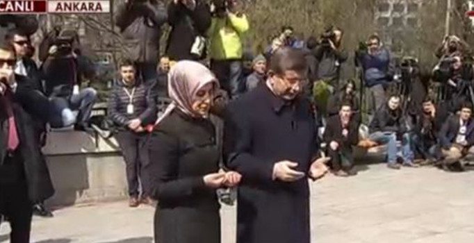 Davutoğlu Ankara'daki patlama noktasına karanfil bıraktı