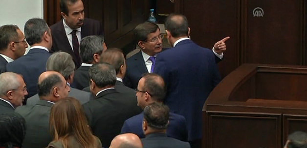 Davutoğlu'nu koruması uyardı geri döndü