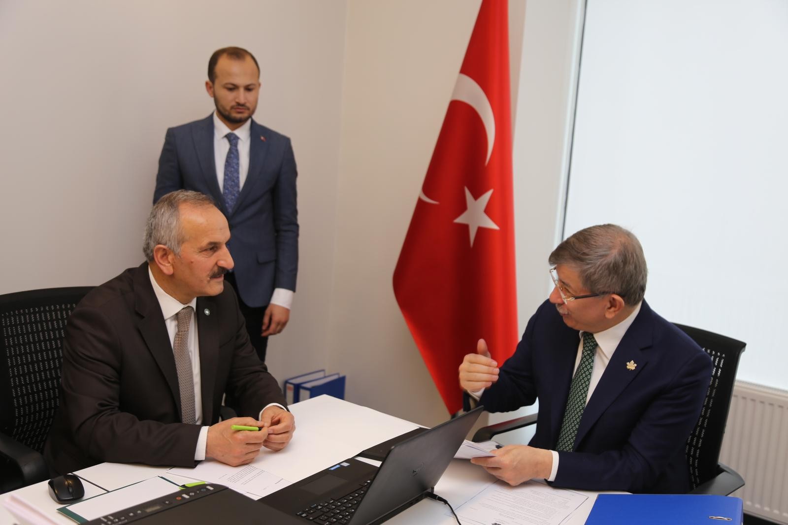 Davutoğlu can sıkıntısından adaylık başvurusunu bizzat alıyor