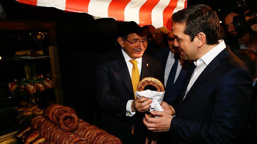 Davutoğlu Çirpas'a simit ikram etti