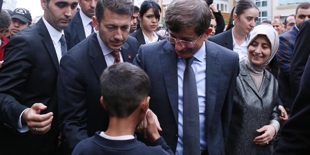 Davutoğlu çocuklarla top koşturdu