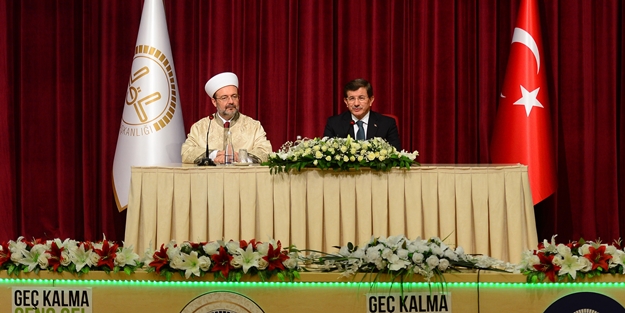 Davutoğlu: Diyanet, Papa kadar itibar görmüyor