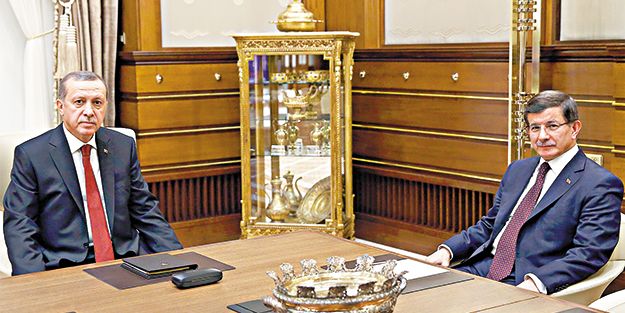 Davutoğlu görevi iade etti