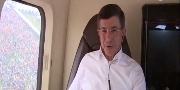 Davutoğlu helikopterle meydanı izledi - VIDEO