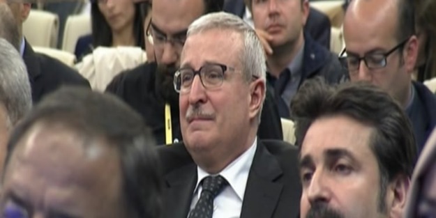 Davutoğlu konuşurken gözyaşlarını tutamadı