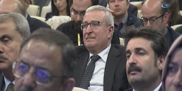 Davutoğlu konuşurken gözyaşlarını tutamadı!