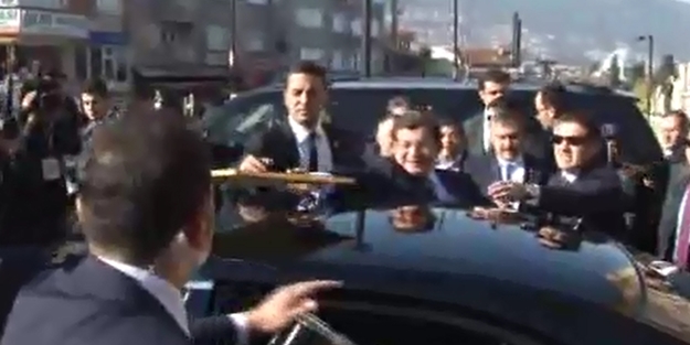 Davutoğlu korumalarına büyük panik yaşattı