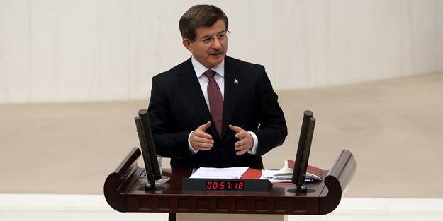 Davutoğlu kürsüye çıktı, AK Partililer telefonlarına sarıldı
