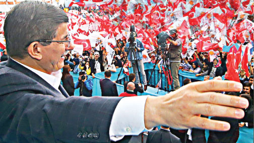 Davutoğlu: Maaşına haciz gelen insana ülke emanet edilir mi?