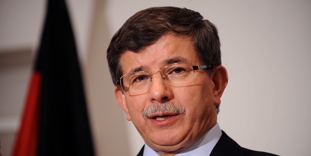 Davutoğlu milli eskrimci Taşgın'ı kutladı