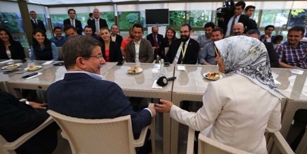 Davutoğlu muhabirlere böyle veda etti!