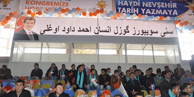 Davutoğlu pankartından dikkat çeken ayrıntı!